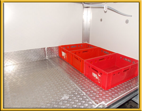 kuehlwagen_innenraum_kisten_lang